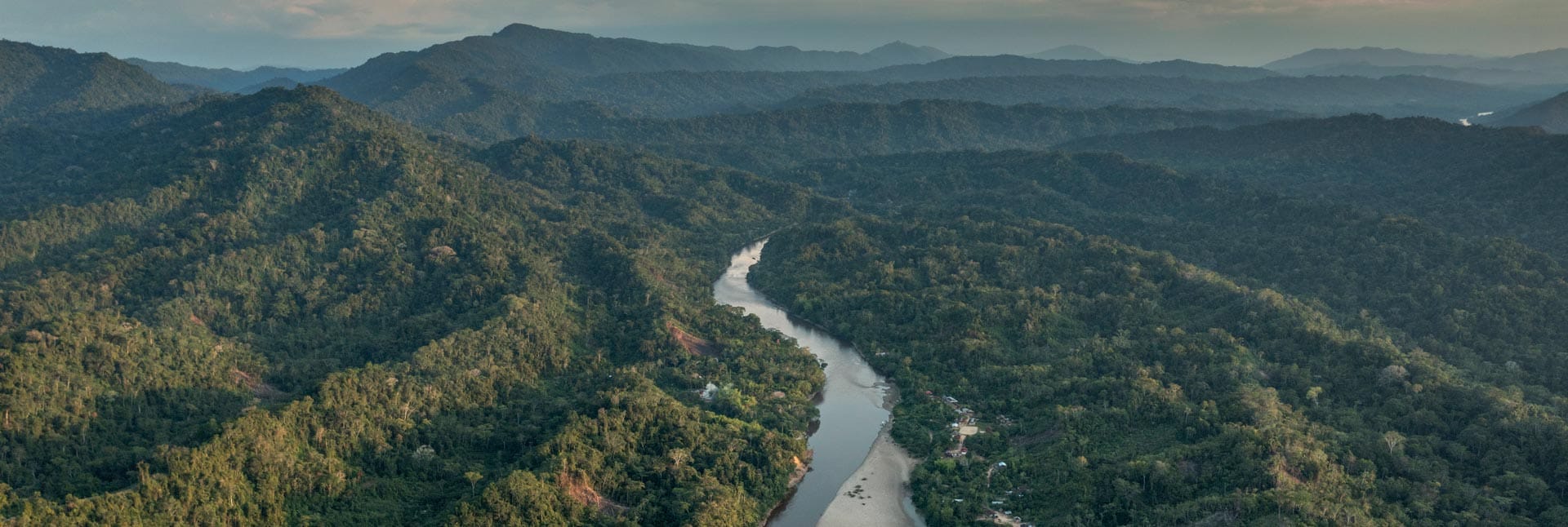 Foto aérea de rio y amazonía en Perú