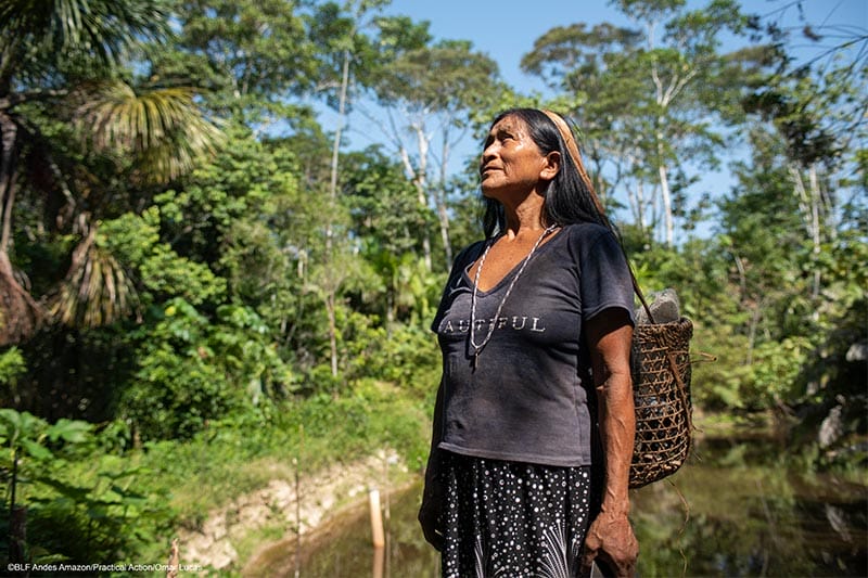 Mujer wampi de pie en medio de la amazonía