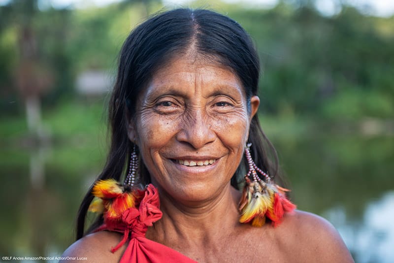 Primer plano de mujer awajun