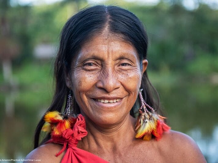 Primer plano de mujer awajun